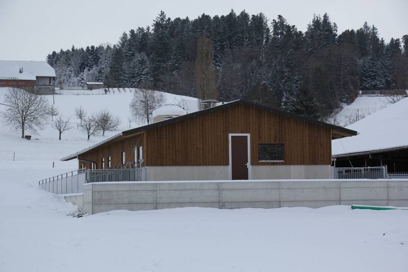 Aussenansicht Bio-Schweinezuchtstall eines Referenzbetriebs