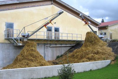 Entmistungsanlage Hydro-Förderer fördert Mist vor einem Stall